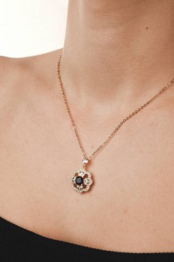 Onun için Değerli Altın ve Elmas Mücevherler