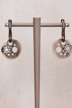 Şık mücevherler, elmaslar ve değerli taşlar..