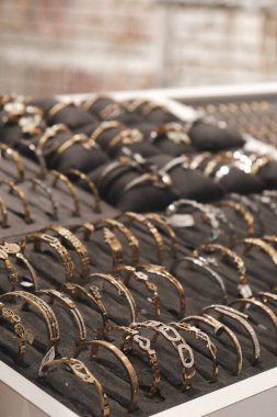 Klasik Altın ve Elmas Düğün Mücevherleri