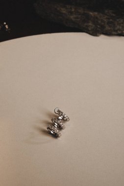 Parlak Altın Mücevherler Göz kamaştırıcı elmaslarla