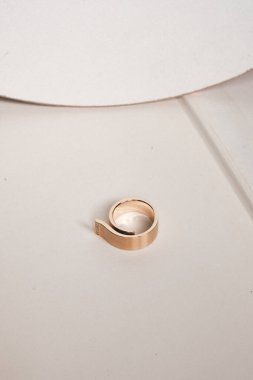 Modern Kadınlar İçin Şık Altın ve Elmas Mücevherler