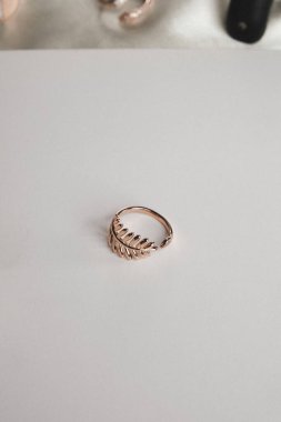 Gemstone 'lu zarif Altın ve Elmas Yüzükler