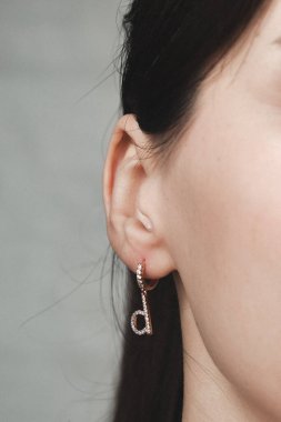 Akşam Şenliği İçin Parlayan Altın ve Elmas Mücevherler