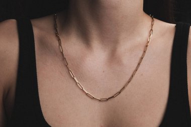 Parlak Elmas Kolyeler ve Altın Mücevherler