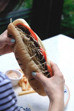 Patates kızartmalı lezzetli sandviç, kahvaltı..