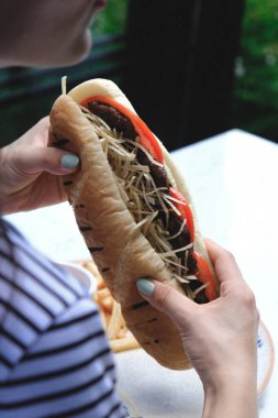 Patates kızartmalı lezzetli sandviç, kahvaltı..