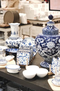 Mağazadaki rafta duran ev eşyaları