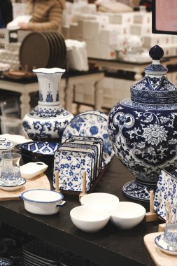 Mağazadaki rafta duran ev eşyaları