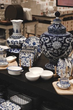 Mağazadaki rafta duran ev eşyaları