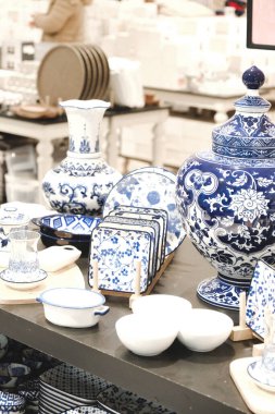 Mağazadaki rafta duran ev eşyaları