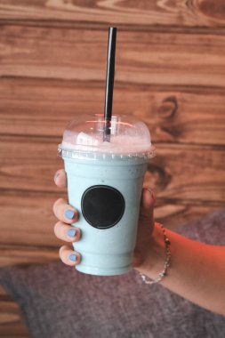 Yaz renkli meyve suyu ya da dondurulmuş meyve suyu. Sağlıklı, detoks içeceği konsepti.