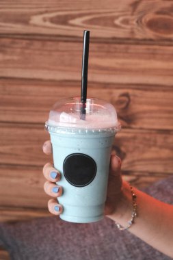 Yaz renkli meyve suyu ya da dondurulmuş meyve suyu. Sağlıklı, detoks içeceği konsepti.