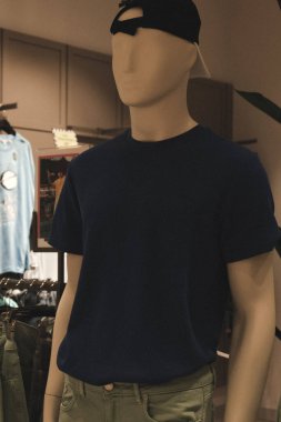 Giysiler mağazadaki rafta asılı.