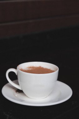 Konforlu bir ortamda Zengin ve Kalın Kahve