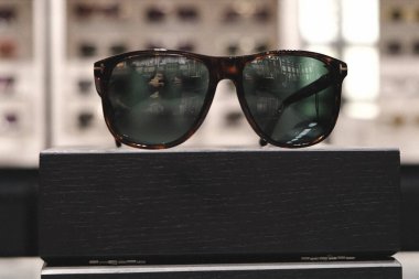 Mağazadaki rafta duran şık güneş gözlükleri.