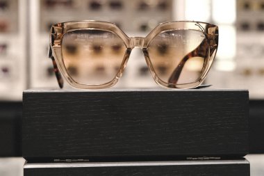 Mağazadaki rafta duran şık güneş gözlükleri.