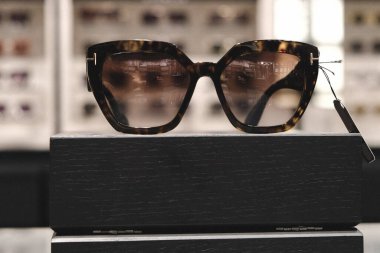 Mağazadaki rafta duran şık güneş gözlükleri.