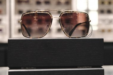 Mağazadaki rafta duran şık güneş gözlükleri.