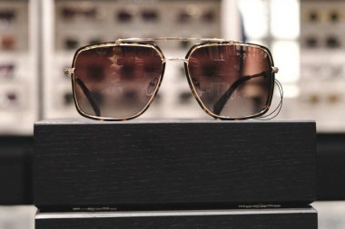 Mağazadaki rafta duran şık güneş gözlükleri.