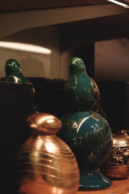 Mağazadaki rafta duran ev eşyaları