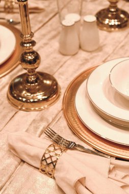 Mağazadaki rafta duran ev eşyaları