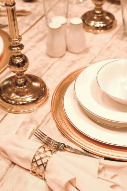 Minimalist bir masada cam bardağa doldurulmuş kahve.