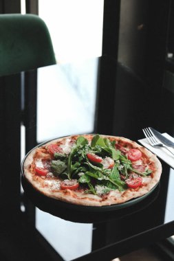 Sebzeli, zeytinli, otlu ve yoğurt soslu falafel salatası kasesi..