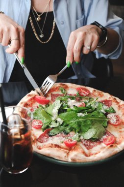 Çeşitli malzemelerle İtalyan usulü pizza.