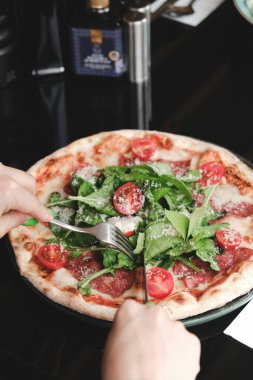 Çeşitli malzemelerle İtalyan usulü pizza.