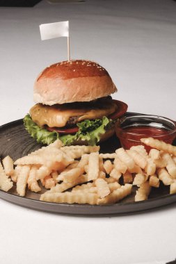 Taze sebzeli ev yapımı hamburger.