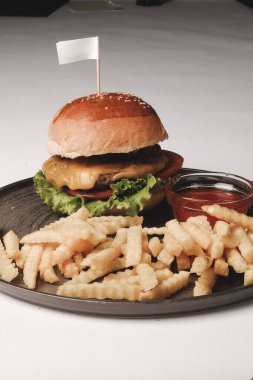 Çıtır sebzeli ve soslu Lezzetli Biftek Burger