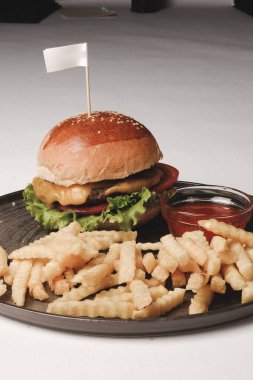 Çıtır sebzeli ve soslu Lezzetli Biftek Burger