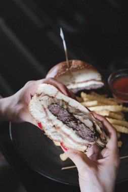 Çıtır sebzeli ve soslu Lezzetli Biftek Burger