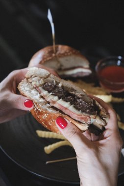 Çıtır sebzeli ve soslu Lezzetli Biftek Burger