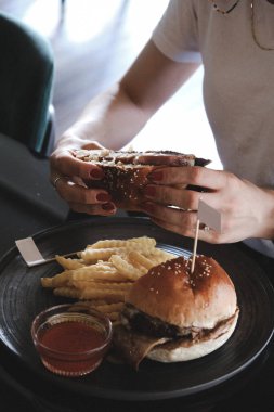 Çıtır sebzeli ve soslu Lezzetli Biftek Burger