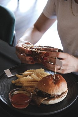 Çıtır sebzeli ve soslu Lezzetli Biftek Burger