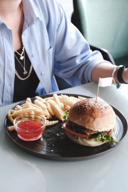 Çıtır sebzeli ve soslu Lezzetli Biftek Burger