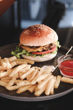 Çıtır sebzeli ve soslu Lezzetli Biftek Burger