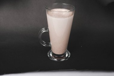 Bir bardak süt masada 