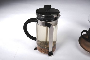 Masaya bir fincan bitki çayı.