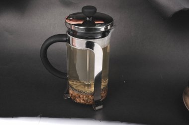 Masaya bir fincan bitki çayı.