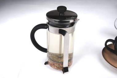 Masaya bir fincan bitki çayı.