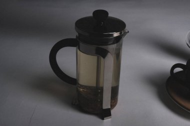 Masaya bir fincan bitki çayı.