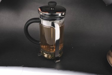 Masaya bir fincan bitki çayı.