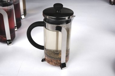 Masaya bir fincan bitki çayı.