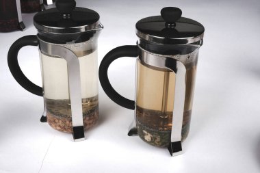 Masaya bir fincan bitki çayı.