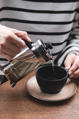 Masaya bir fincan bitki çayı.