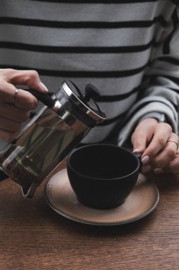 Masaya bir fincan bitki çayı.