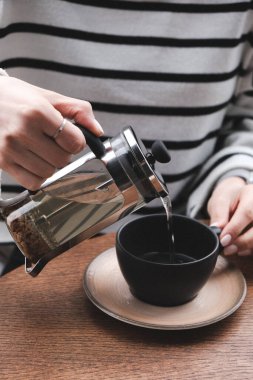 Masaya bir fincan bitki çayı.