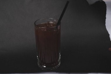 Taze meyve garnitürlü renkli tropikal kokteyl